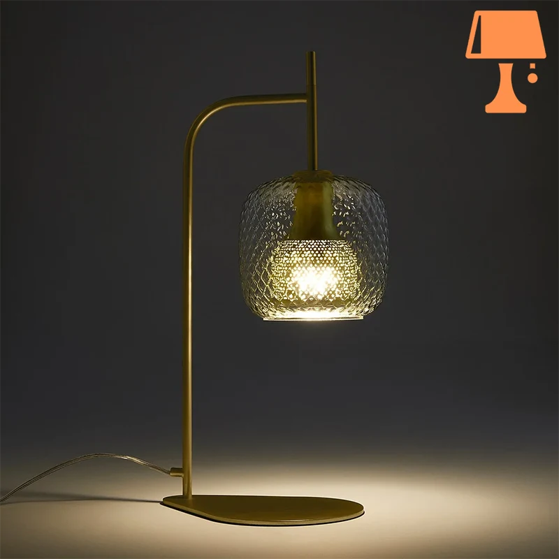 lampe de chevet ampm allumée